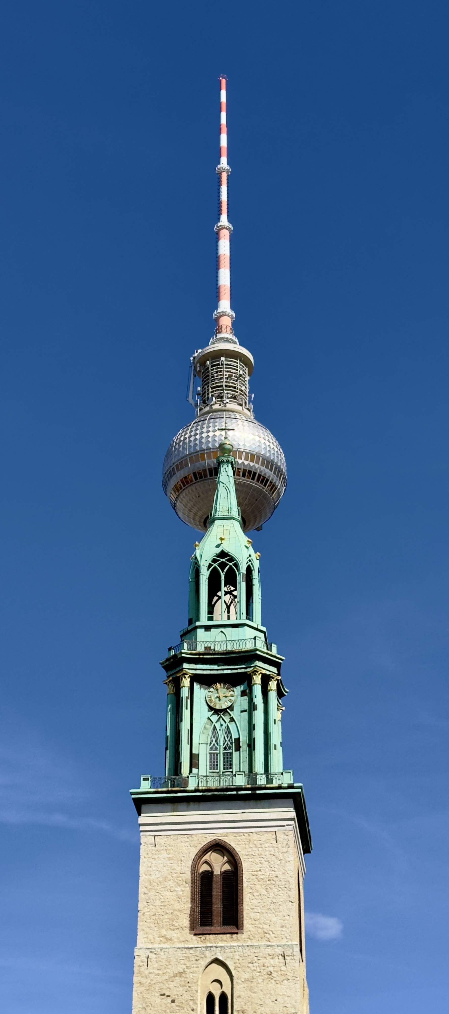 Berlin Kirche plus Fernsehturm